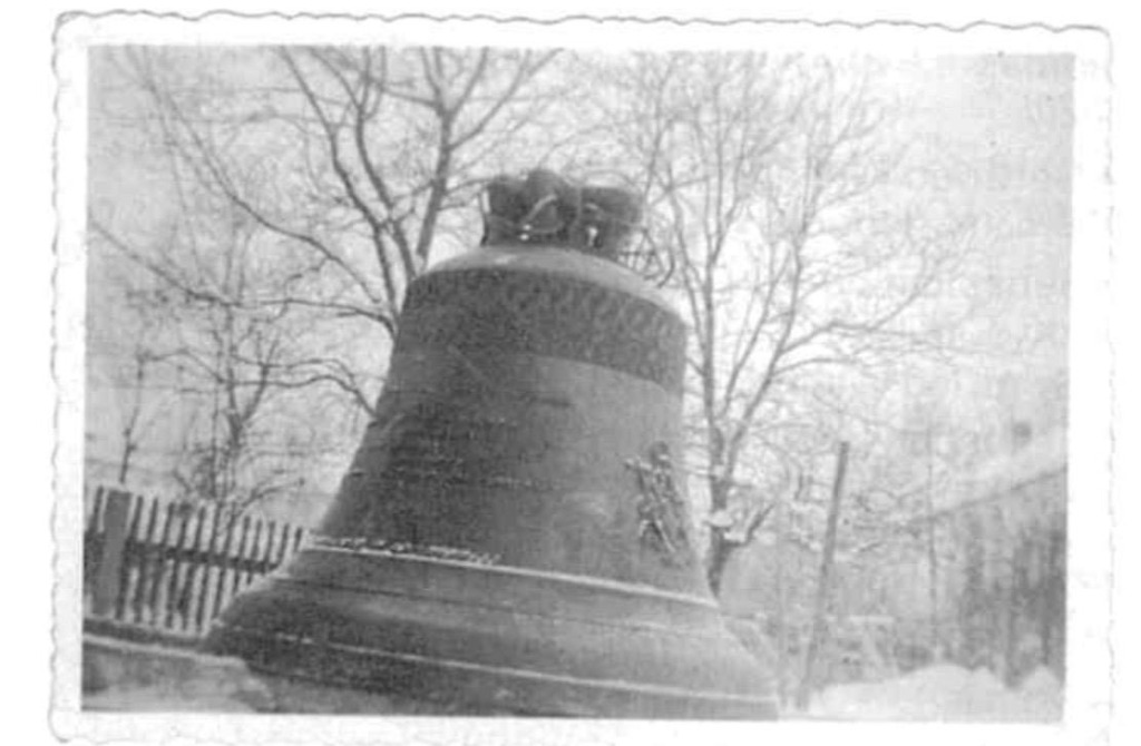 Die beschlagnahmte große Glocke vor dem Abtransport am 11. Februar 1942
