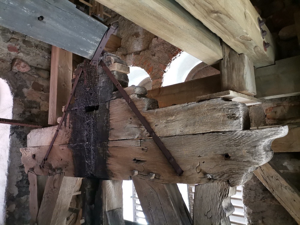 Der historische Eichenglockenstuhl im Südturm der Stiftskirche Baumburg