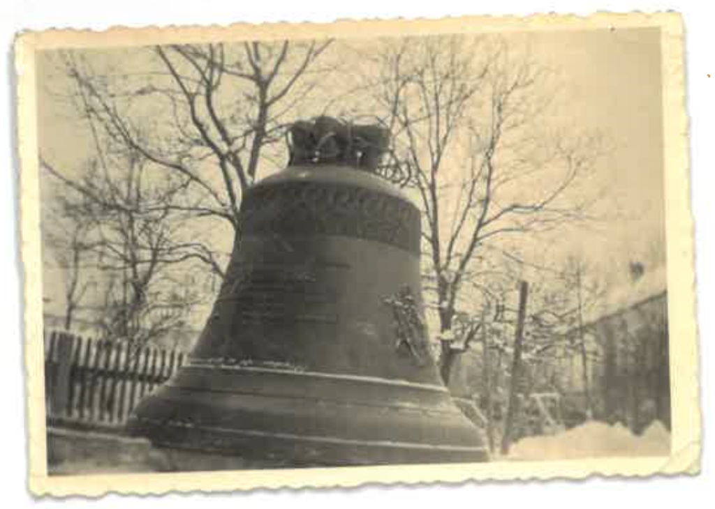 Historische Aufnahme einer Baumburger Glocke vor dem Abtransport 1942/43